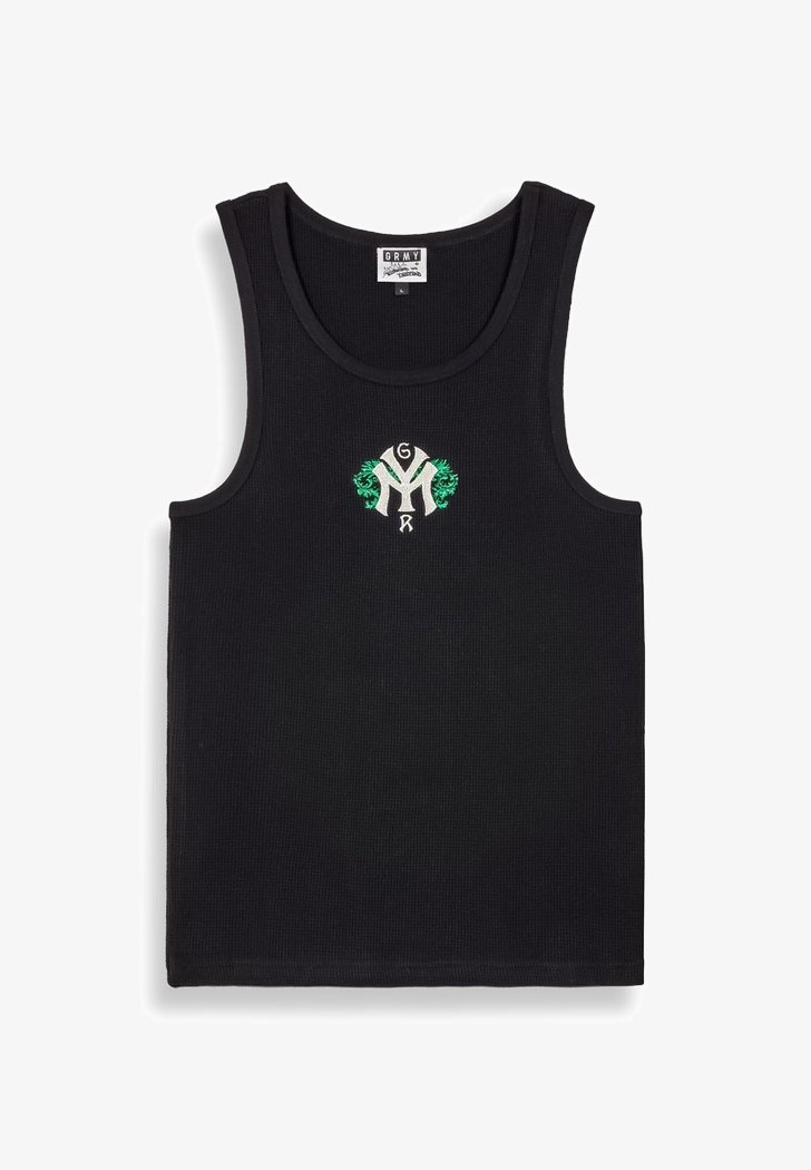 Top sin mangas de rayas negras con un escote redondo y un logo bordado en blanco y verde, centrado en el pecho.