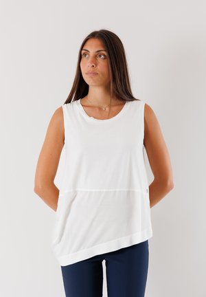Top bianco senza maniche con scollatura a barchetta, dettaglio di cuciture diagonali e vestibilità comoda. Il materiale sembra morbido e leggero.