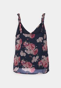 Top de tanque floral azul-marinho com uma textura leve e transparente. Apresenta padrões de rosas rosas e brancas, alças ajustáveis com babados e um decote em V.