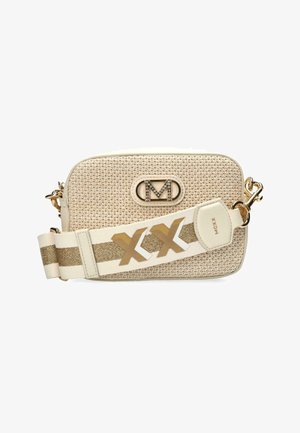 Borsa a tracolla intrecciata beige con logo in tono oro, tracolla regolabile con accenti bianchi e dorati e superficie texturizzata.