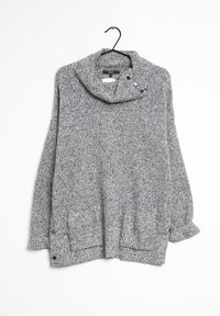 Pull en maille gris avec un col drapé, présentant trois boutons décoratifs sur le col et des poches à l'avant. Tissu texturé.