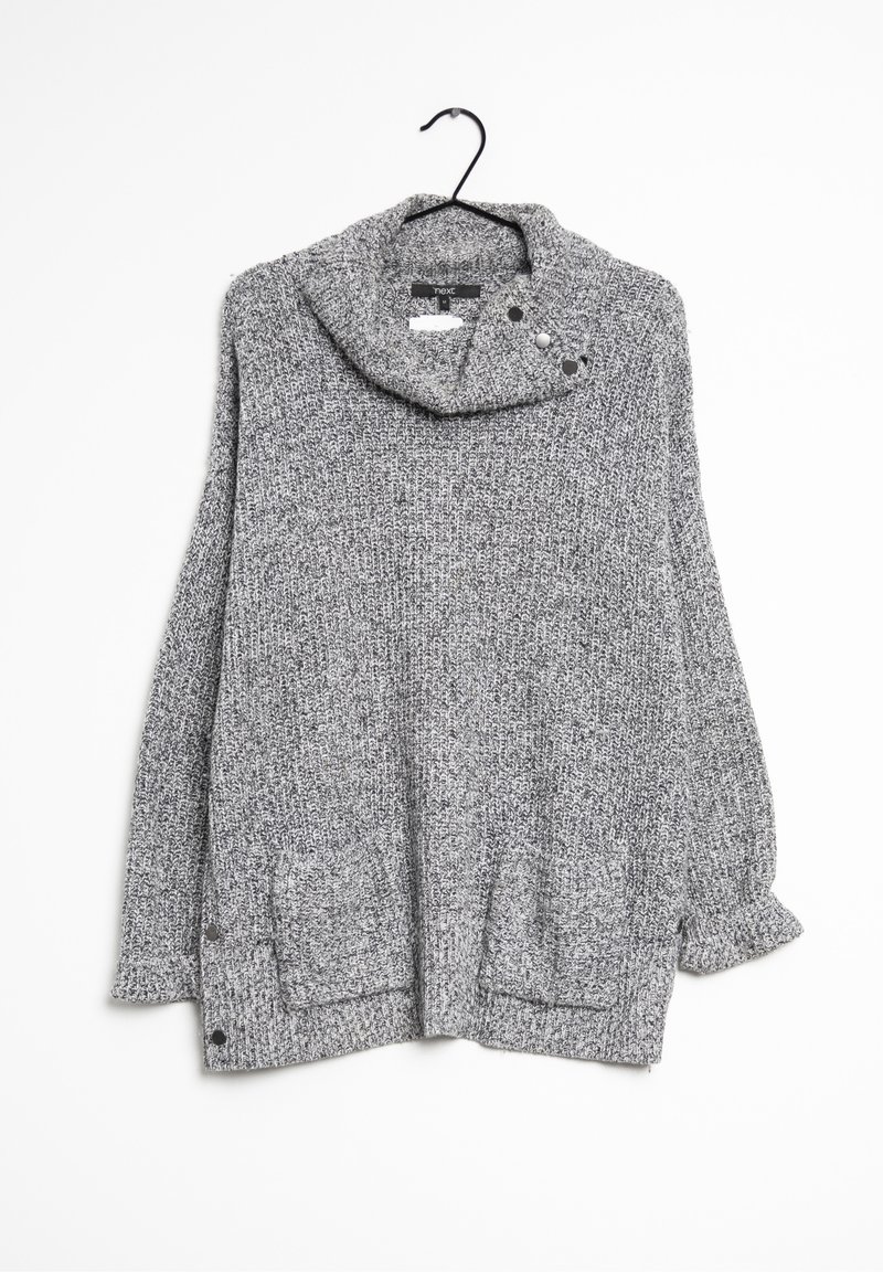 Pull en maille gris avec un col drapé, présentant trois boutons décoratifs sur le col et des poches à l'avant. Tissu texturé.