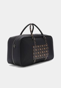 Sac de sport en tissu noir avec une forme structurée, doté d'une poche décorative à motifs marron et de poignées. Détail de fermeture éclair argentée.