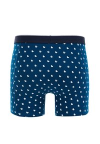 Tengerészkék boxeralsó, fehér kacsa mintával, rugalmas derékpánttal, puha anyagból készült, sima varrásokkal, alkalmas hétköznapi viseletre.