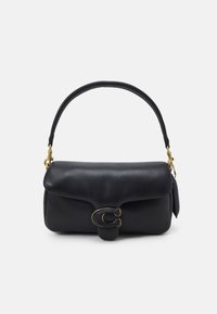Czarna skórzana torebka o zaokrąglonym kształcie, z akcentami w złotym kolorze oraz zakrzywionym zapięciem. Posiada górny uchwyt do noszenia.