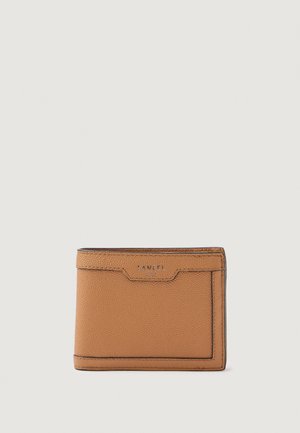 Braune Lederbrieftasche mit einer genarbten Textur, rechteckiger Form und genähten Akzenten. Mit geprägtem Logo auf der Vorderseite. Kompaktes Design.