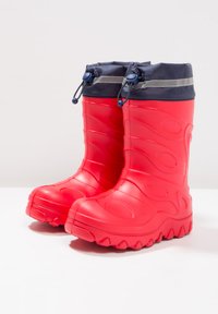 Rode rubberen regenlaarzen met een getextureerd golfpatroon, een donkerblauwe verstelbare manchetten en een robuuste buitenzool voor grip.