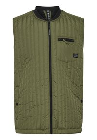 Chaleco acolchado en verde oliva con cuello alto, cierre frontal de cremallera y un pequeño bolsillo con cremallera en el pecho. Presenta bolsillos laterales y una etiqueta de marca.