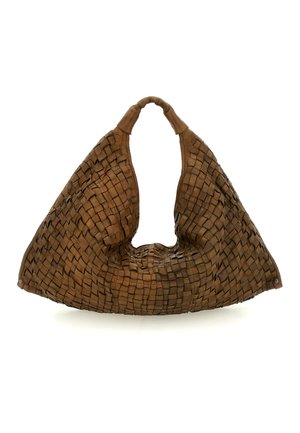 Borsa a mano in pelle marrone con grande motivo intrecciato e manico morbido e flessibile su sfondo bianco.