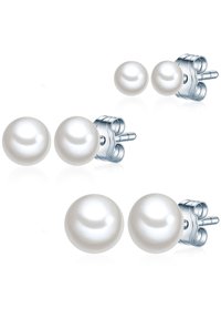 Pendientes de perlas con perlas redondas, lisas y blancas; respaldo de metal color plata; incluye dos pares de diferentes tamaños para mayor versatilidad.