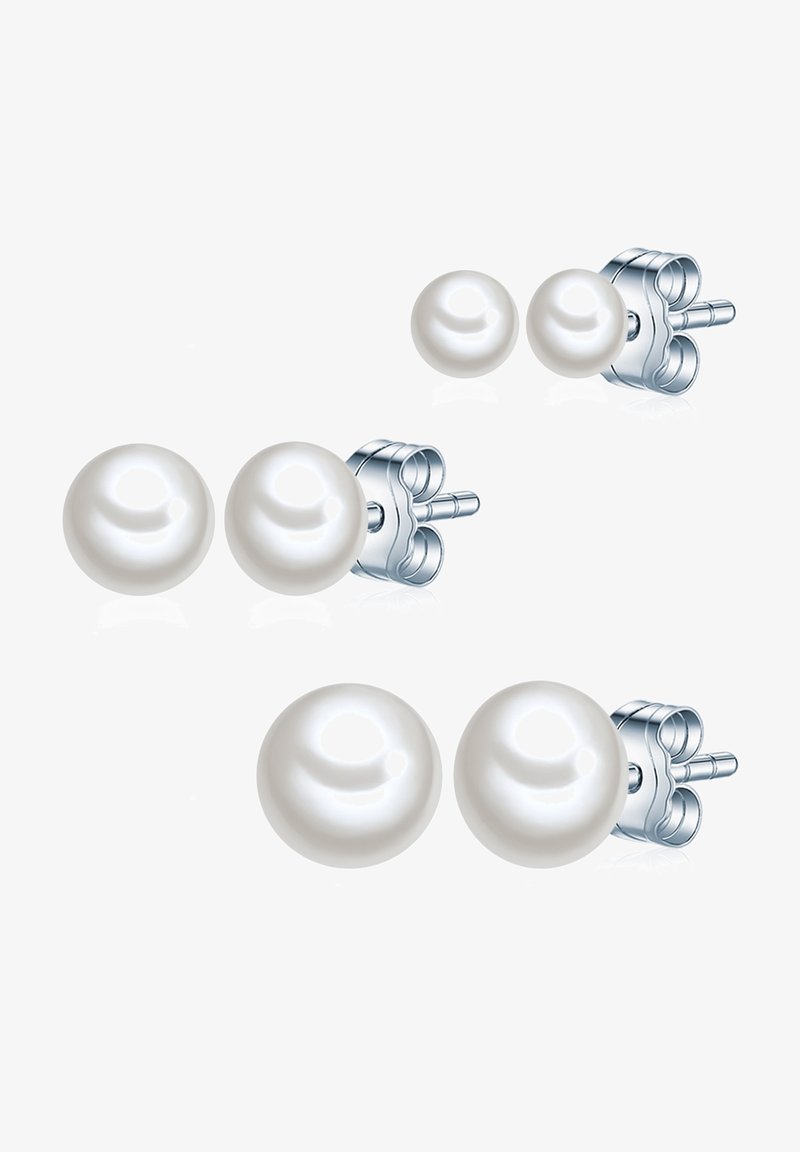 Gyöngy fülbevalók fehér, sima, kerek gyöngyökkel; ezüst színű fém hátlappal; két pár, különböző méretek a sokoldalúságért.