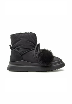 Czarny zimowy botek za kostkę z grubą podeszwą, puszystym pomponem na frontowych sznurowadłach oraz miękką wyściełaną cholewką z wewnętrzną podszewką.