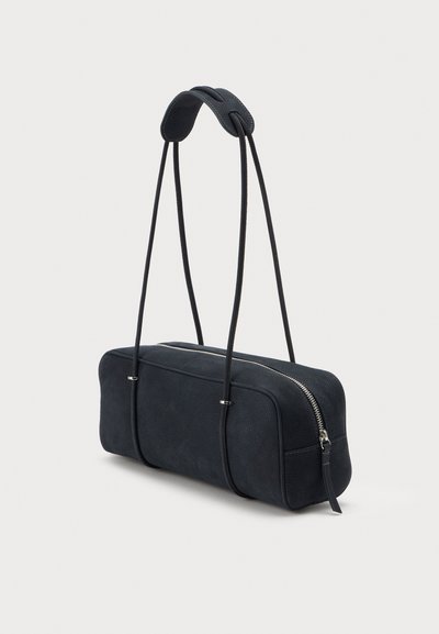 Sac d'épaule rectangulaire noir avec fermeture éclair et deux fines bandoulières reliées à un coussinet d'épaule rembourré.