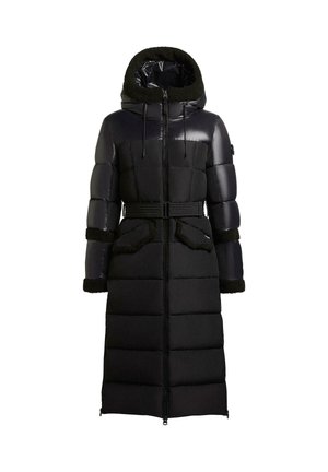 Zwarte pufferjas met een capuchon, gemaakt van glanzend materiaal, met textuur van bontaccenten, een ceintuur in de taille en grote zakdetails. Lange silhouet.