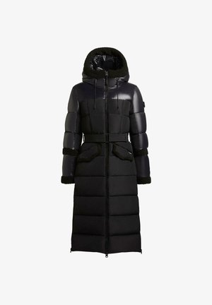 Czarna kurtka puchowa z kapturem, wykonana z błyszczącego materiału, z teksturowanymi akcentami z futra, z paskiem w talii i dużymi kieszeniami. Długa sylwetka.