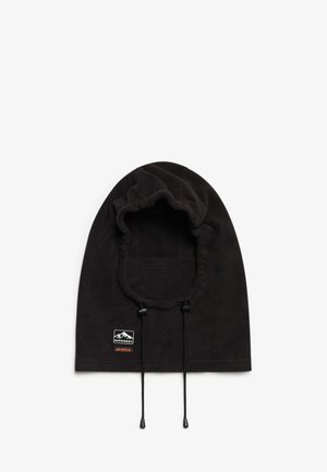 Sort fleece balaclava med justerbare snore og en Superdry Mountain logo-patch nær den nederste kant.
