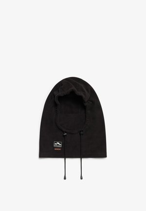Sort fleece balaclava med justerbare snore og en Superdry Mountain logo-patch nær den nederste kant.
