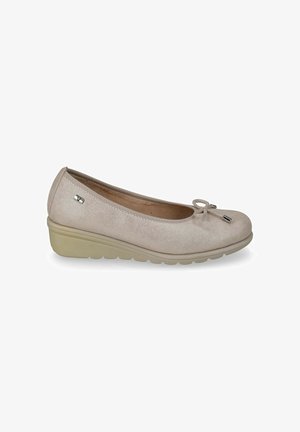 Ballerina beige con tacco a zeppa, tomaia in tessuto, piccolo fiocco sulla punta e suola in gomma, vista dal lato esterno su sfondo bianco.