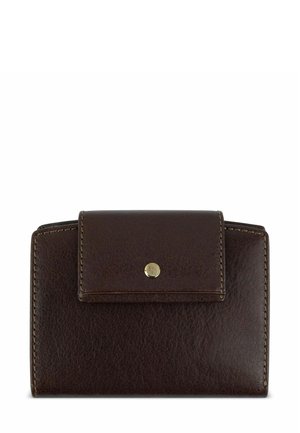 Bruine leren portemonnee met een gestructureerde afwerking, rechthoekige vorm en een drukknoopsluiting. Beschikt over zichtbare stiksels en een gouden hardware-accent.
