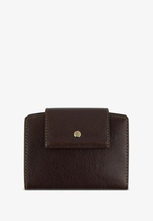 Bruine leren portemonnee met een gestructureerde afwerking, rechthoekige vorm en een drukknoopsluiting. Beschikt over zichtbare stiksels en een gouden hardware-accent.