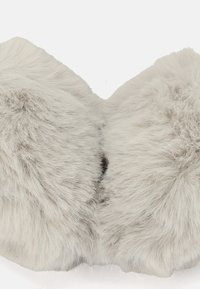 Szaroszary dodatek z futerka sztucznego o miękkiej, puszystej teksturze, z zaokrąglonym kształtem i rozcięciem w środku.