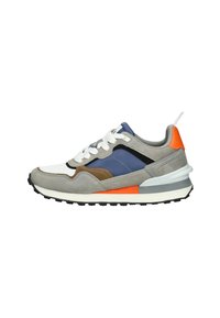 Sneaker met een bovenwerk van grijze, blauwe en bruine suede, witte en zwarte accenten, en een oranje hielclip. Witte veters en een gestructureerde zwarte zool.