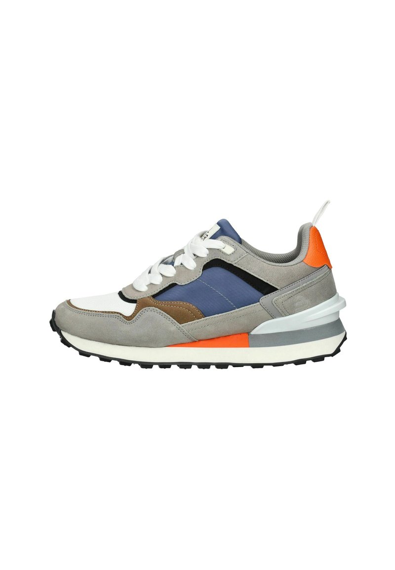 Sneaker met een bovenwerk van grijze, blauwe en bruine suede, witte en zwarte accenten, en een oranje hielclip. Witte veters en een gestructureerde zwarte zool.