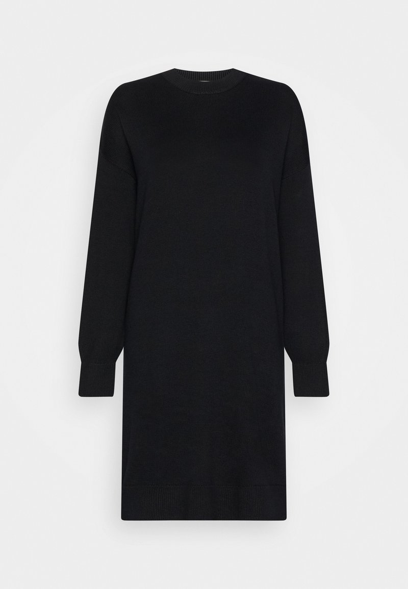 Robe pull noire à manches longues, col rond, avec poignets et ourlet côtelés sur fond blanc uni.