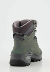 Buty trekkingowe z zieloną zamszową cholewką, wyściełanym szarym kołnierzem i czarną gumową podeszwą. Posiada metalowe oczka i wzmocnione szwy dla zwiększenia trwałości.