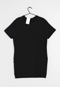 Svart kortärmad t-shirt, tillverkad av slät tyg, med rund halsringning, rak nederkant och en etikett bak vid kragen.