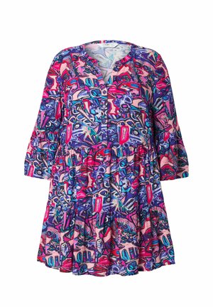 Robe florale colorée avec décolleté en V, manches trois-quarts, design à volants et un mélange de tons roses, violets et bleus avec des motifs abstraits.