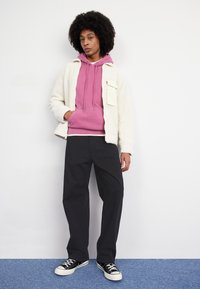 Carhartt WIP HOODED NELSON  - Sportska majica - magenta garment dyed