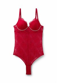 Czerwone koronkowe body z miseczkami na drutach, ozdobionym kryształowym łańcuszkiem, regulowanymi ramiączkami i przezroczystą tkaniną. Z tyłu wycięcie w stylu stringów.