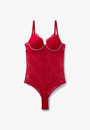 Rode kanten body met beugels, decoratieve kristalketting, verstelbare bandjes en doorschijnende textuur. Heeft een tanga-cut aan de achterkant.