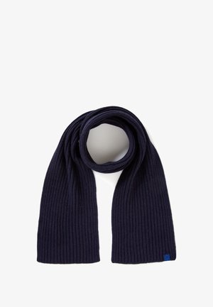 Marineblauwe geribbelde gebreide sjaal van zachte stof, met een blauwe merketiket aan één uiteinde. Lange en rechthoekige vorm met een gestructureerd oppervlak.