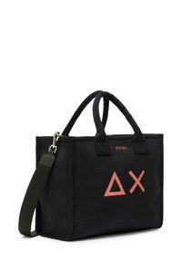 Borsa a tracolla nera in tela con due manici superiori e una tracolla regolabile, con un design geometrico corallo e chiusura con zip.