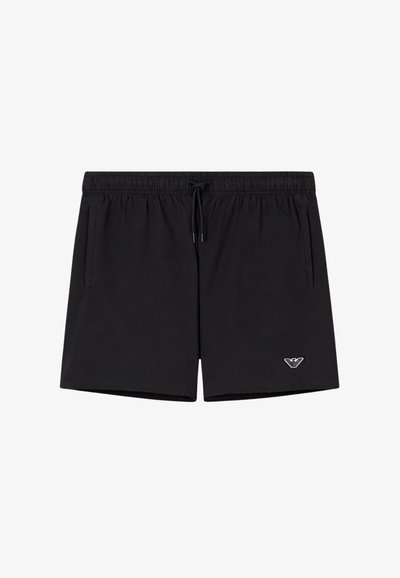 Μαύρα μαγιό βερμούδα με ελαστική μέση, κορδόνι, πλαϊνές τσέπες και μικρό λευκό λογότυπο στο κάτω αριστερό πόδι.