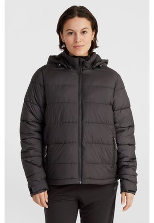 Černá puffer bunda s kapucí, horizontálním prošíváním, zipovými kapsami a elastickými manžetami. Hladký, lesklý povrch, teplá izolace.