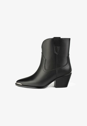 Czarna skórzana botka za kostkę z ostro zakończonym noskiem, dekoracyjnym przeszyciem, pętelką do zakładania oraz średniej wysokości słupkowym obcasem. Akcentowana metalową czapeczką.