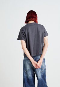Vero Moda VMATY METTE BOX  - Print T-shirt - asphal/white
