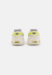 ASICS SportStyle GT-2160 UNISEX - Tossud - cream/safety yellow