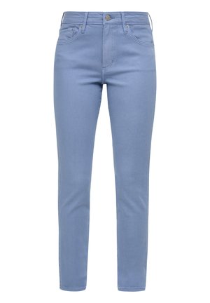 Gaiši zili džinsu bikses ar šauru piegriezumu, piecu kabatu dizainu, rāvējslēdzēju, un maigu tekstūru. Iezīmējas ar kontrastējošu šuvju un metāla pogu.