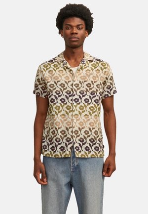 Camisa de manga corta con un patrón floral en tonos apagados de verde, beige y púrpura, hecha de un tejido ligero y con diseño de cuello.
