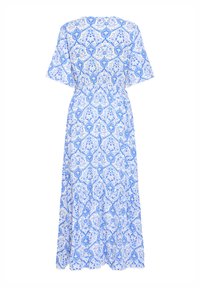 Robe longue à manches courtes, taille cintrée, avec un motif géométrique floral bleu sur fond blanc.