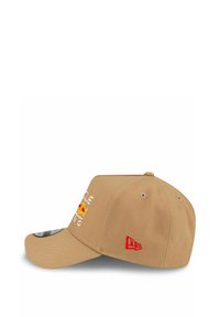 Khakifarbene Baseballmütze mit gebogenem Schirm, gesticktem "Red Bull"-Logo und weißen Buchstaben. Verfügt über sechs Belüftungsöffnungen und einen roten Akzent an der Seite.
