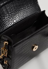 Topshop Taška s příčným popruhem - black