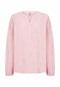 Roze blouse met lange mouwen, een V-hals en een knoopsluiting. Heeft een textuur van geborduurde bloemen over het hele kledingstuk en gerimpelde manchetten.