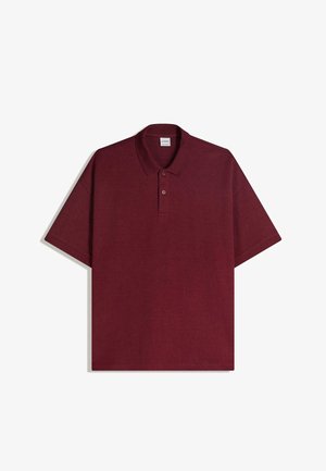 Bordo polo majica kratkih rukava s dva gumba i preklopljenim ovratnikom, položena ravno na bijeloj pozadini.