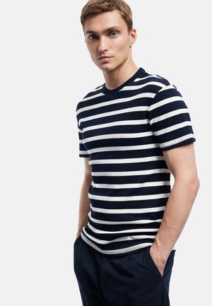 - T-shirt z nadrukiem