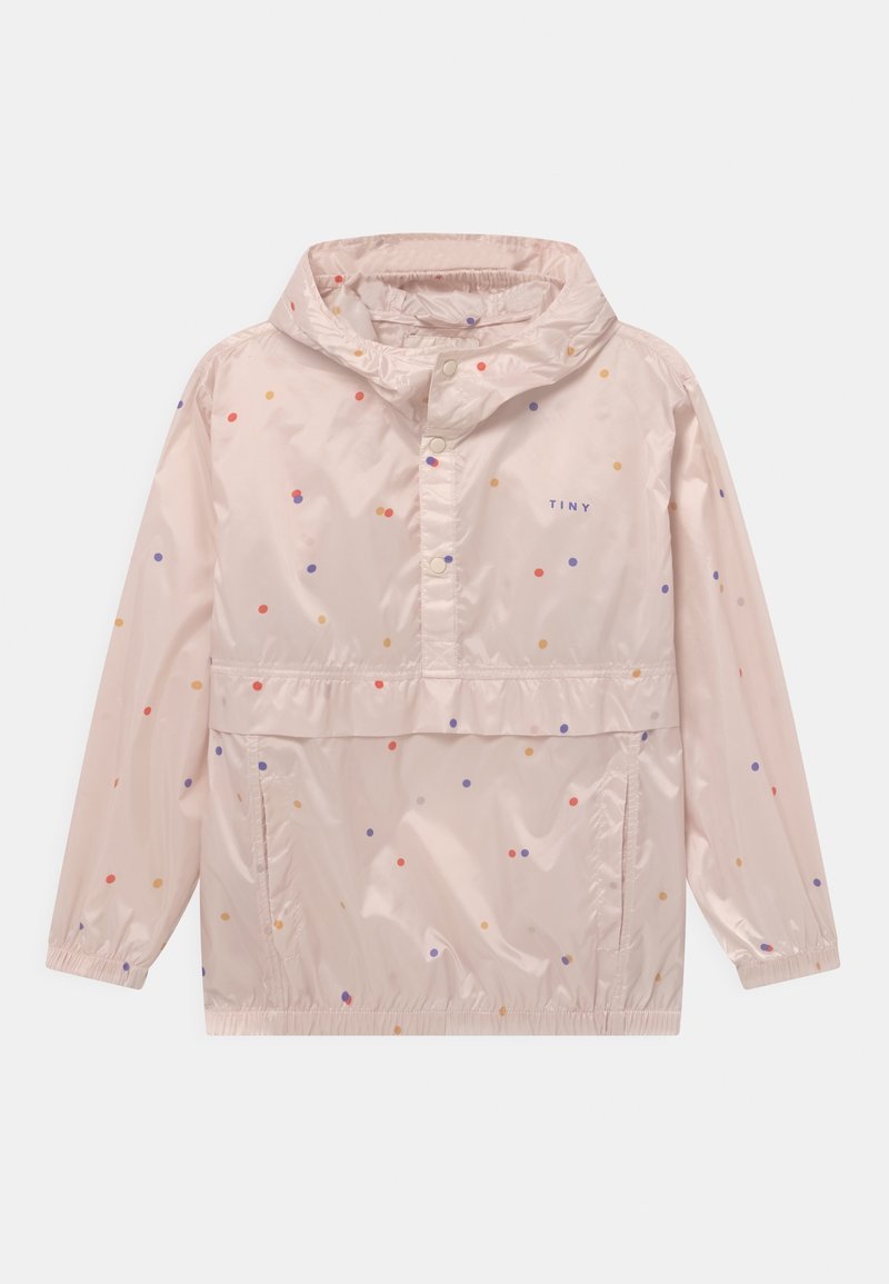 Chaqueta de lluvia con capucha en rosa claro, decorada con lunares naranjas, rojos y morados, con bolsillos frontales, botones a presión y el texto "TINY" en el pecho.
